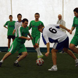 11 x 2 Florin Stancu (stanga) fost la FC CIP este unul dintre liderii echipei EFC Anonimii