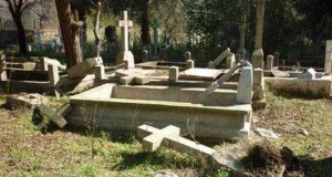 01 cimitir-vandalizat
