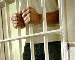 03 inchisoare-maini-tin-de-gratii