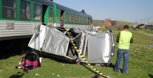 03 dacie lovita de tren3