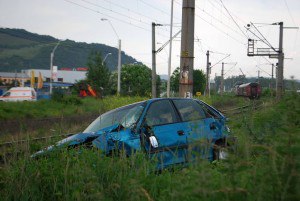 Autoturism_lovit_de_un_tren_de_persoane_la_o_trecere_la_nivel_cu_calea_ferata_1