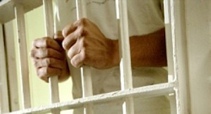 03 inchisoare-maini-tin-de-gratii