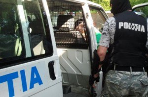 hoti-si-fugari-prinsi-la-o-razie-petrosani1361542168