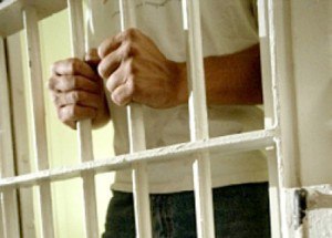 03 inchisoare-maini-tin-de-gratii