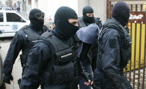 Eugen Preda este adus de angajati ai Serviciului de Politie pentru Interventie Rapida (SPIR), la Judecatoria Sectorului 6 din Bucuresti