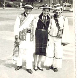 07 Urs Dionisie vornic (dolies) la nunta traditionala stanga si Liviu Oros dreapta - Festivalul International de Folclor Zagreb 1969