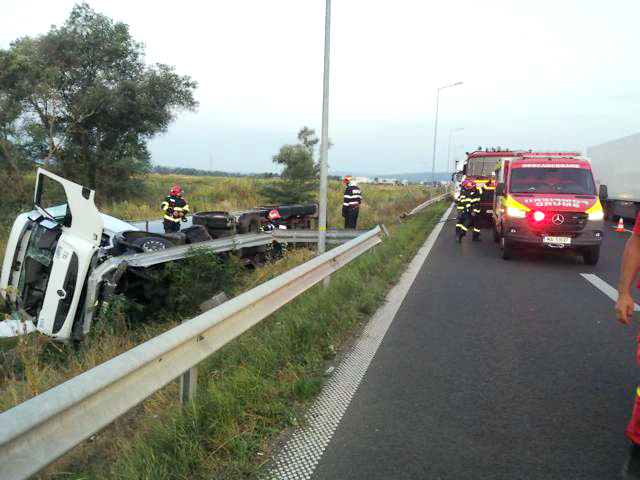 Cisternă cu lapte răsturnată pe autostradă