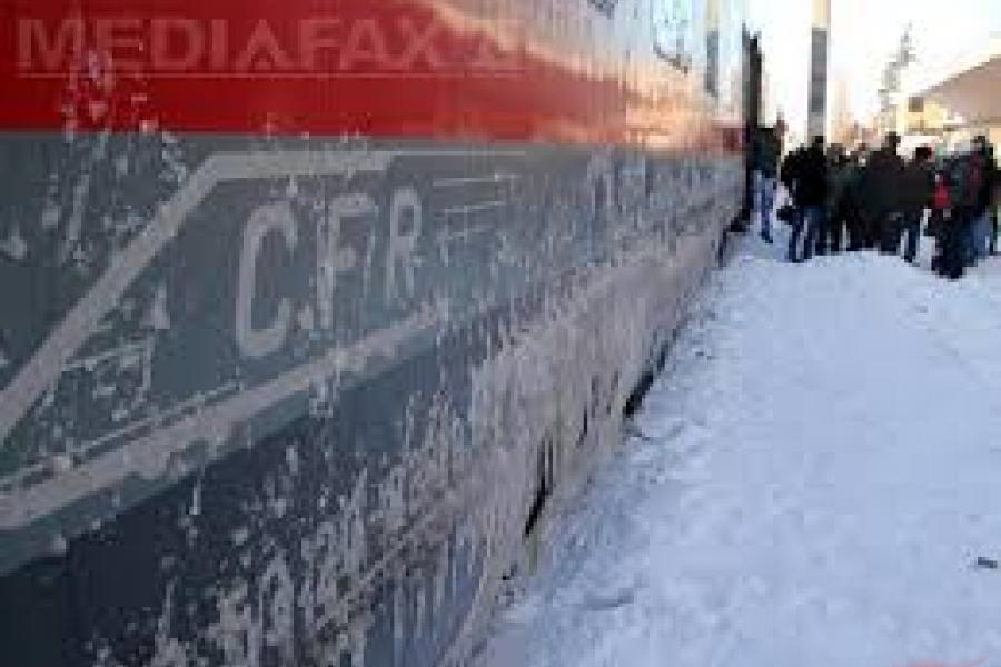 Călători, 3 ore în frig din cauză că s-a defectat locomotiva trenului