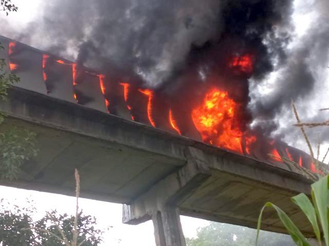 Incendiu la banda transportoare a unei fabrici de ciment de lângă Deva