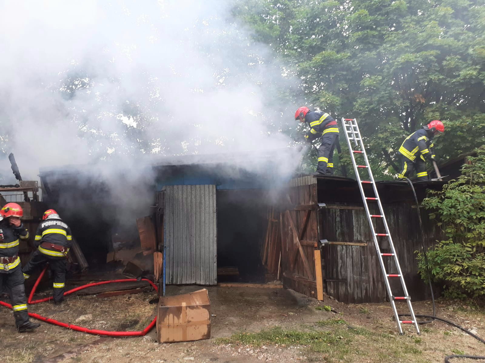 Incendiu la 3 garaje din Vulcan
