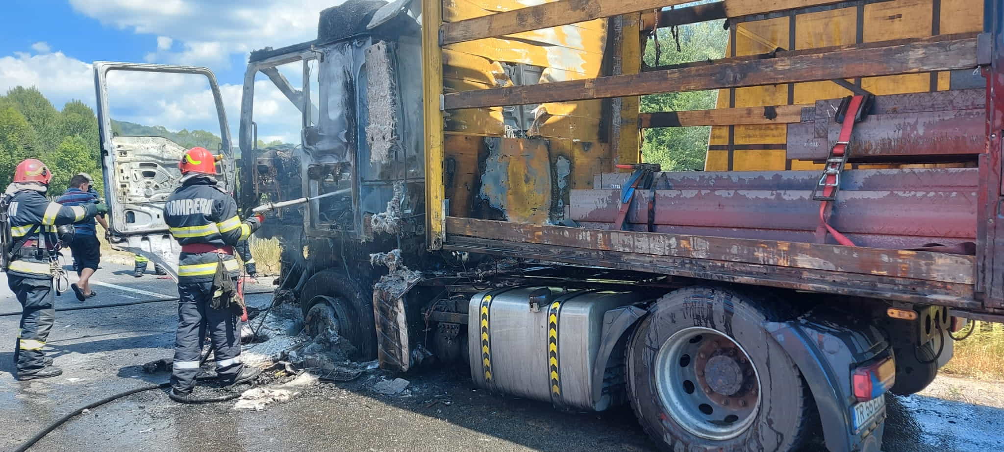 Un TIR a luat foc