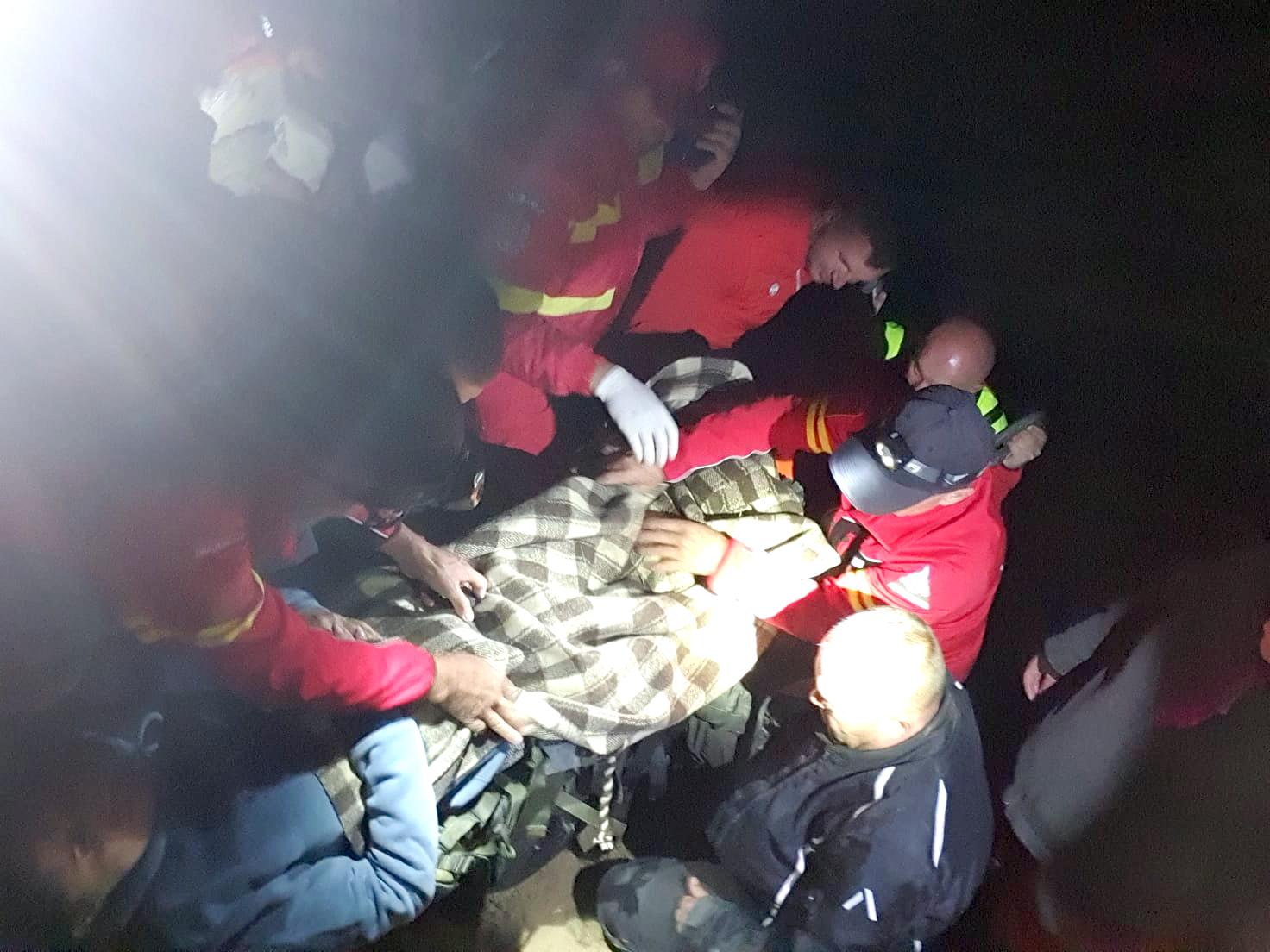 Intervenţie la lumina lanternei pentru salvarea unei femei, în Munţii Orăştiei