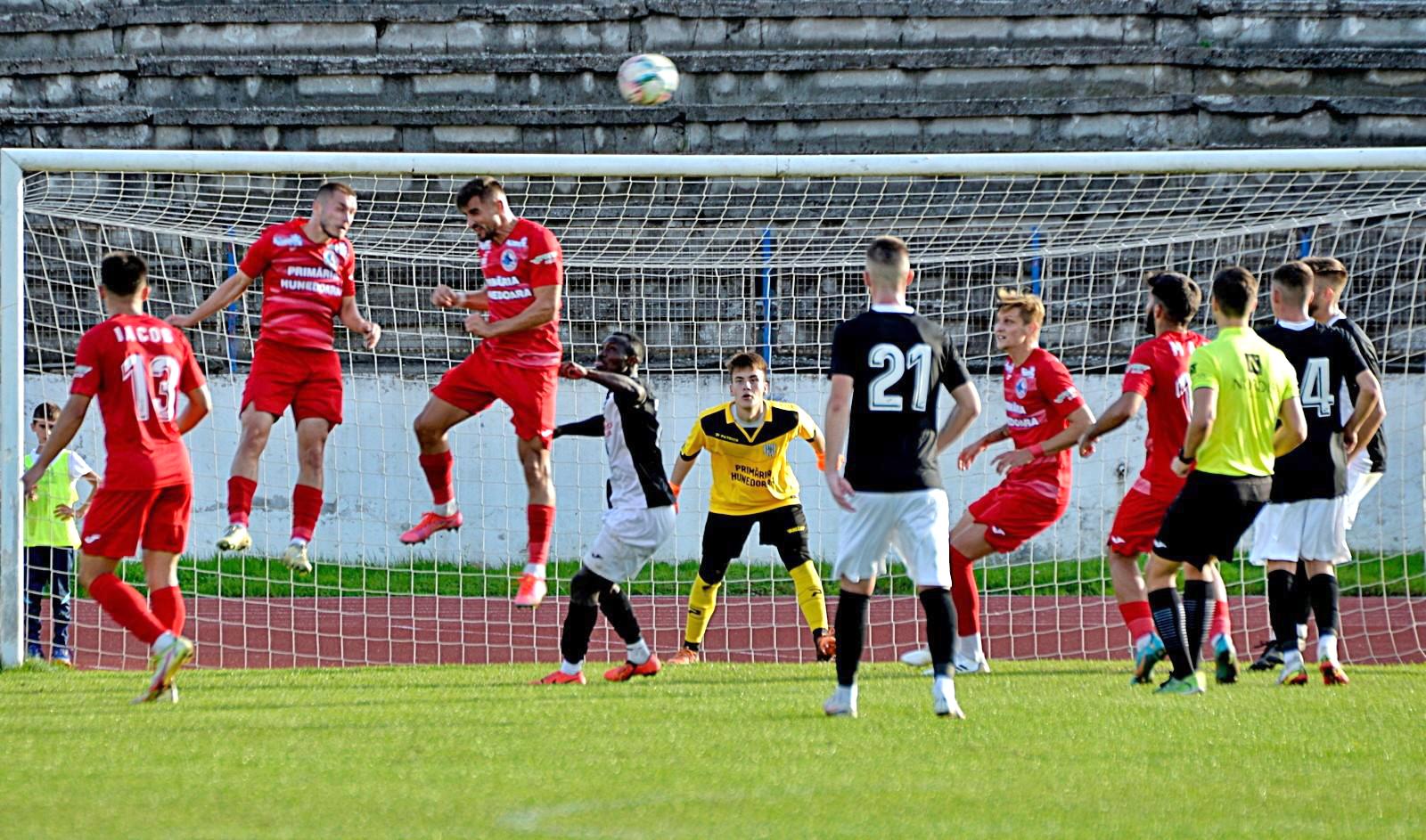 FOTBAL Liga a III-a. Începând din octombrie, se schimbă ora de disputare a partidelor