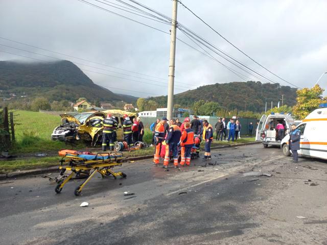 Cinci persoane rănite într-un accident pe DN7, la ieşire din Deva