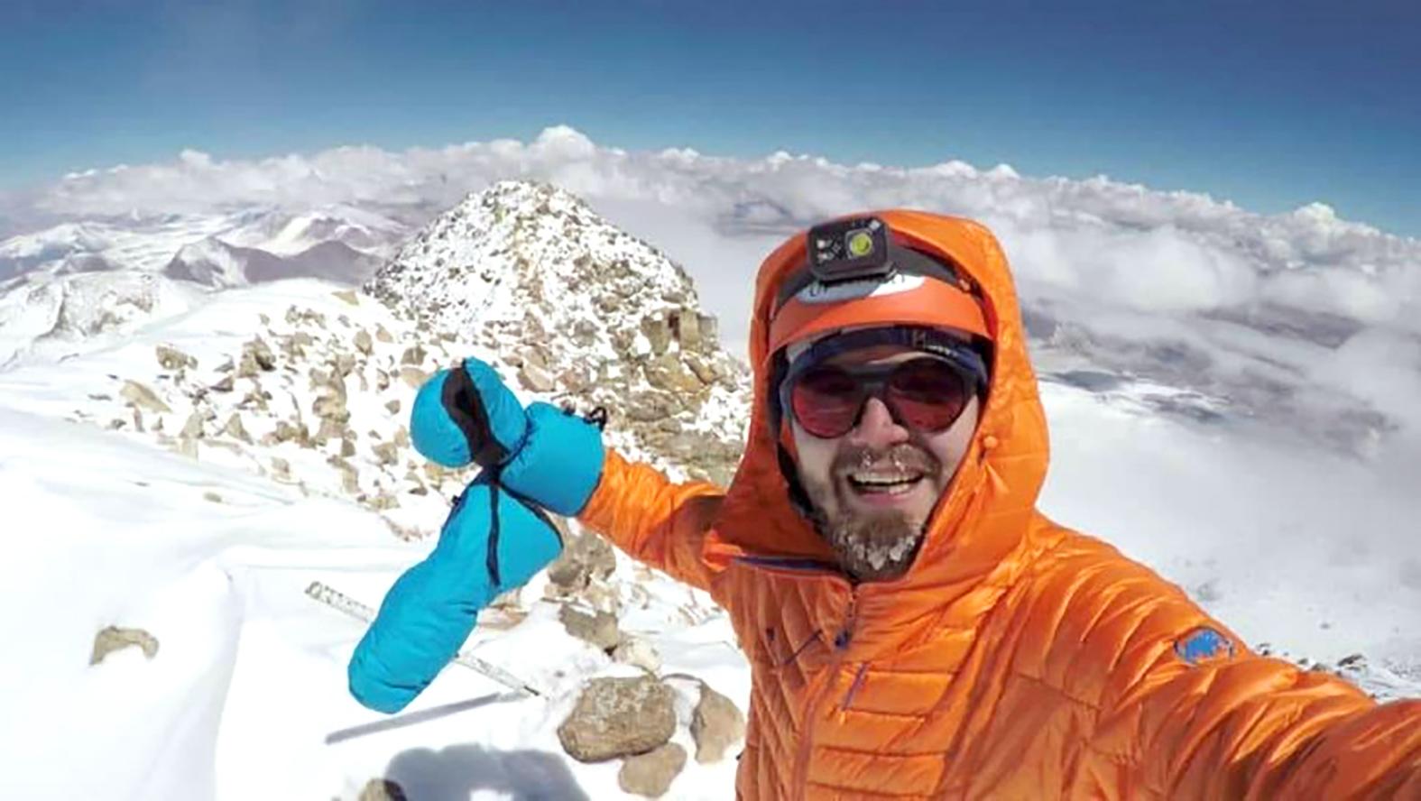 Alpinistul Adrian Ahrițculesei, susținut de comunitatea Văii Jiului pentru ultima expediție din Circuitul ”7 Summit Vulcanoes”