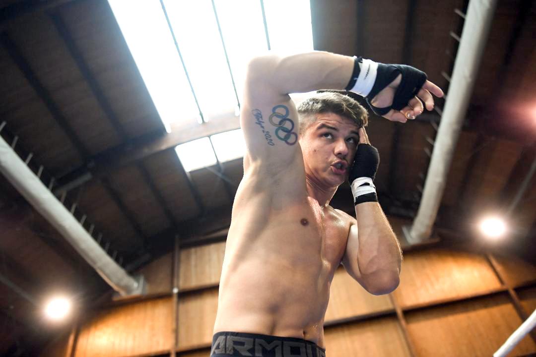 Boxerul Cosmin Gîrleanu, primul contract de profesionist