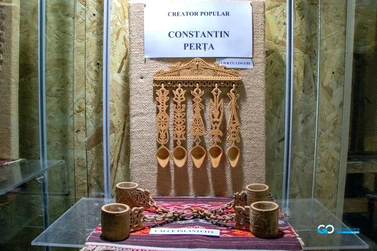 Obiecte sculptate în lemn, la muzeul din Orăștie