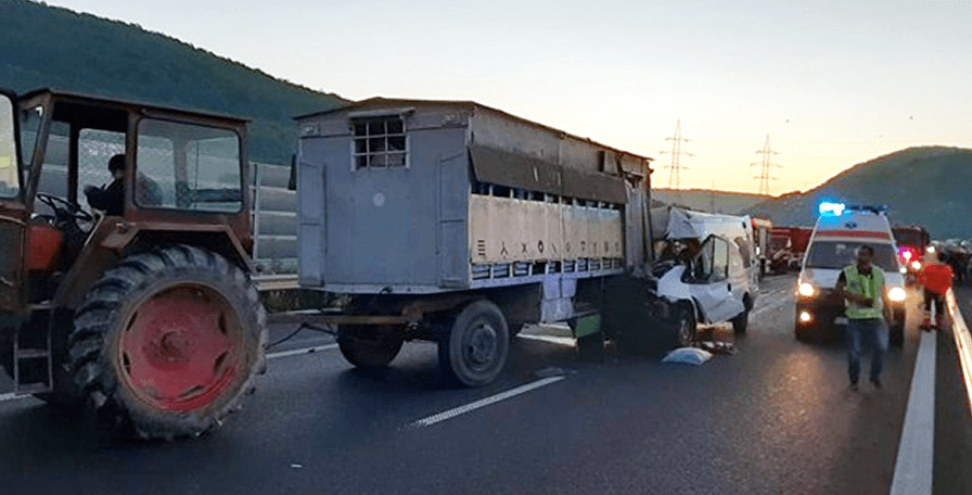 O femeie a murit din cauza unui șofer care a intrat cu un tractor pe autostradă