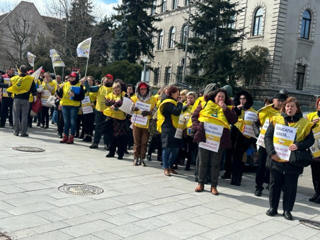Dascălii, cu nervii întinși la maximum, amenință cu „înghețarea” anului școlar