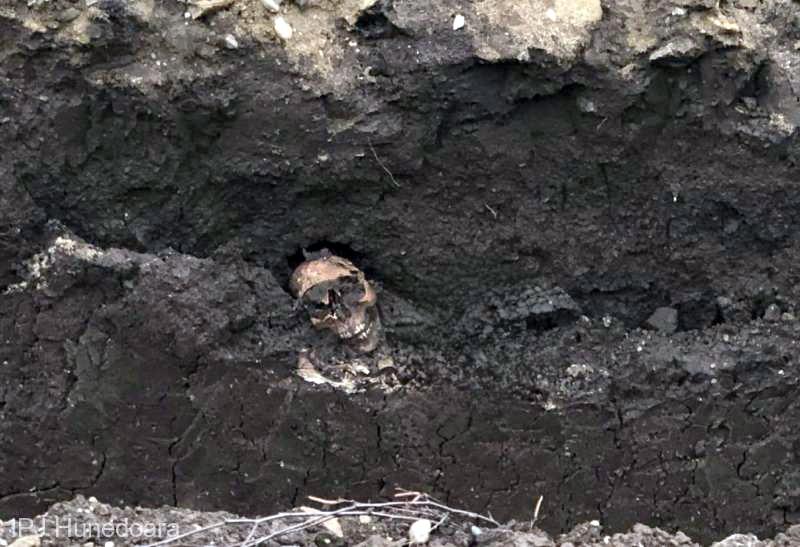 Oseminte care par a fi de natură umană, găsite în centrul Devei, în timpul unor lucrări
