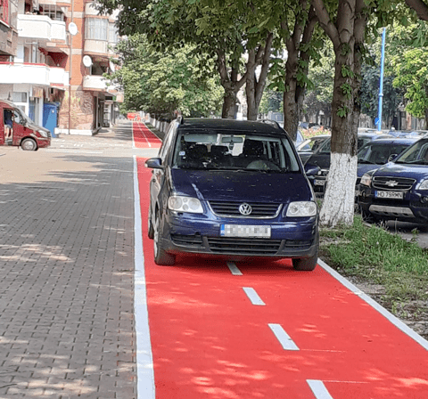 Tupeu de tupeu! A parcat pe pista de bicicletă