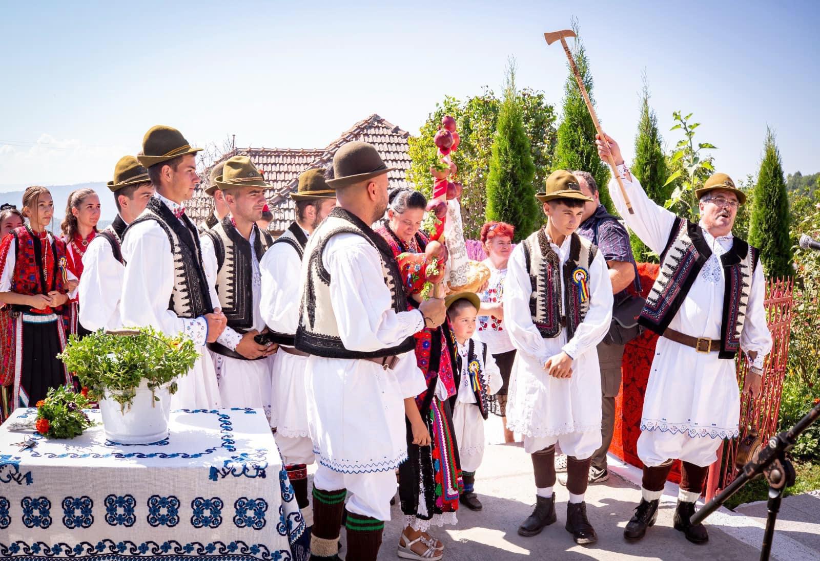 Ansamblul Leleșana, coordonat de primarul Ciprian Achim, omagiu adus marelui rapsod Drăgan Muntean