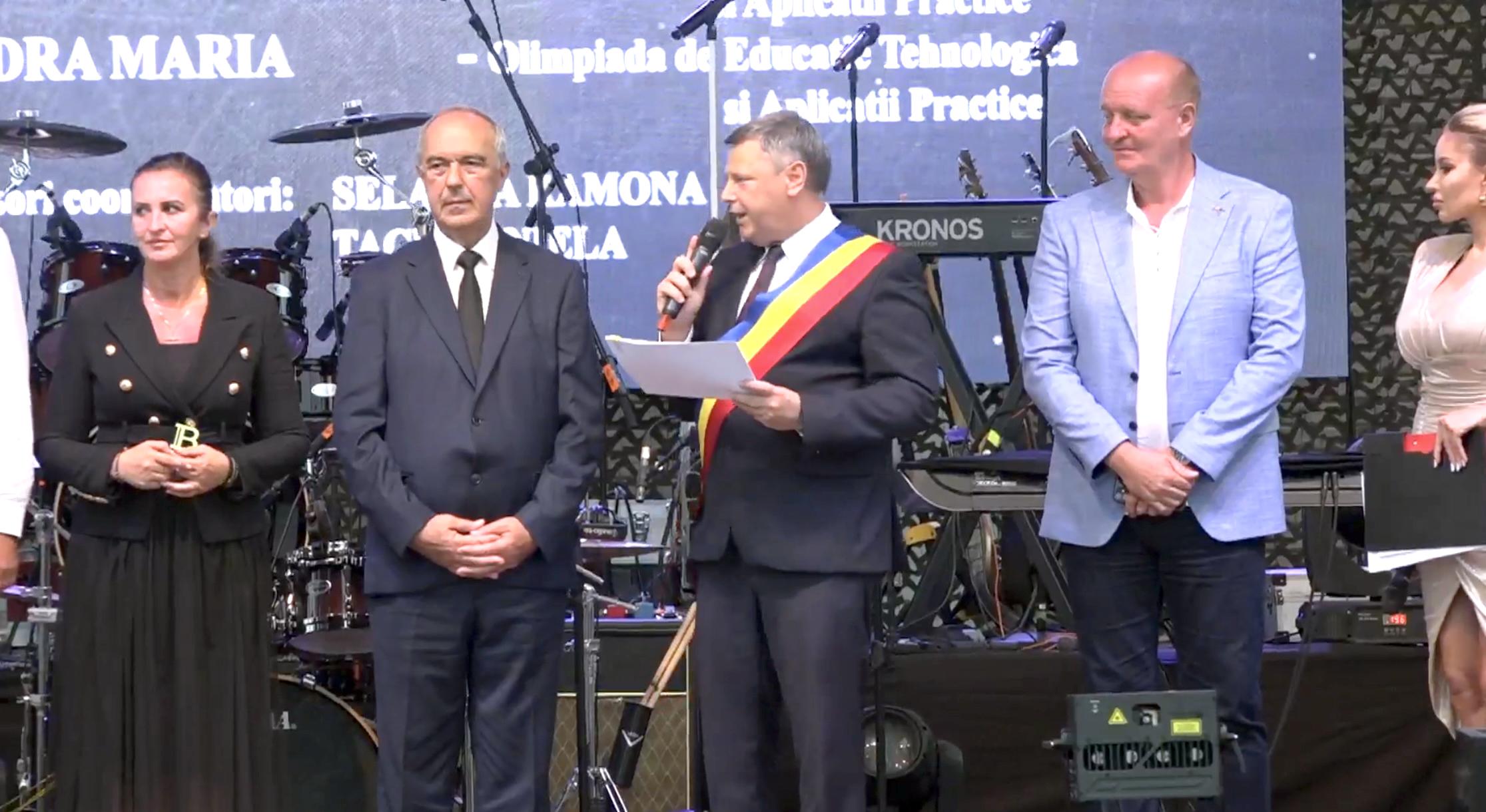 Municipiul Brad a strălucit, din nou. Ștefan Bănică Jr., Dorian Popa, Oana Radu, și Amna – printre artiștii care au urcat pe scenă