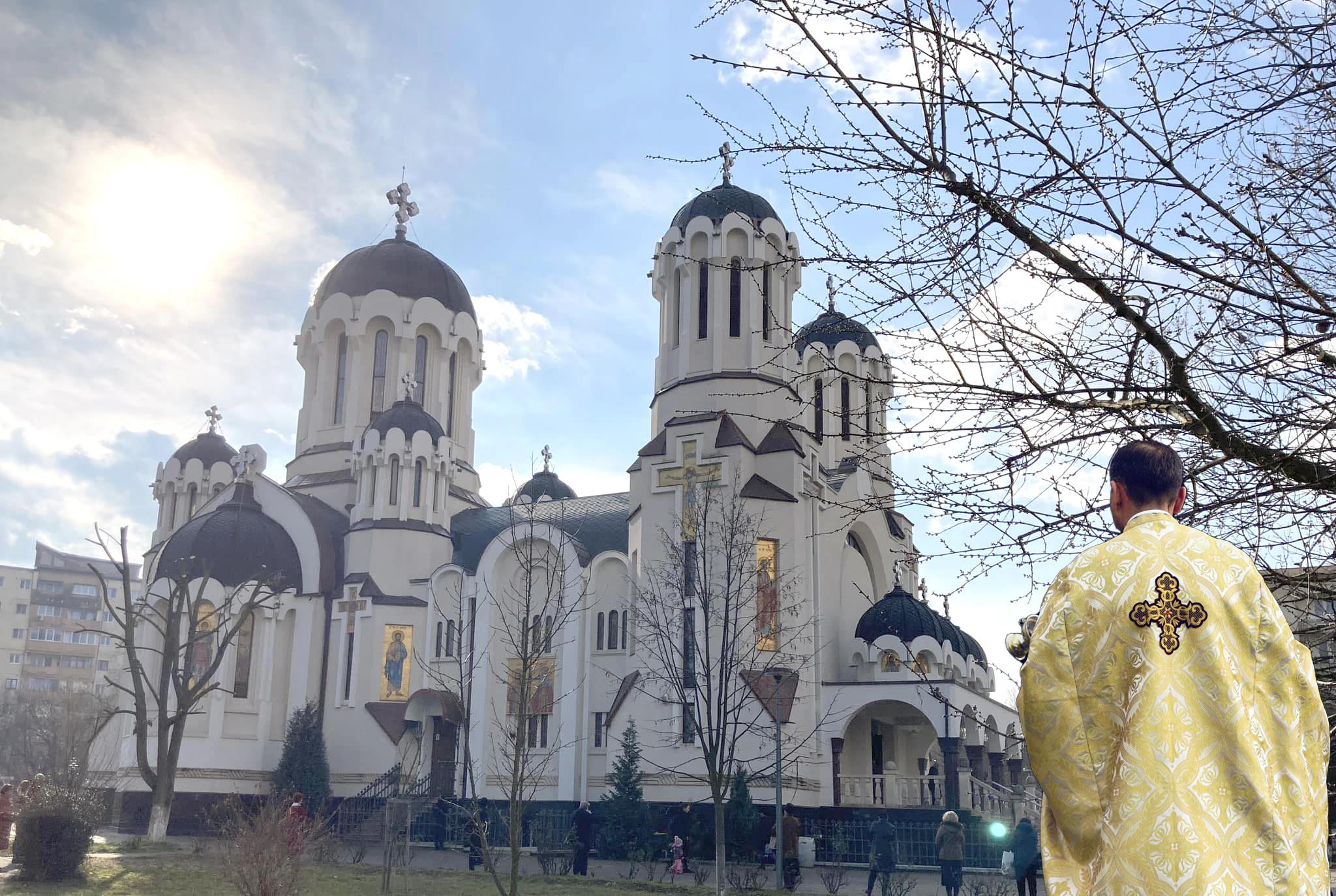 Cum își bate joc preotul Tiric din Hunedoara de enoriași. Și-a luat biserica pe persoană fizică și vorbește de Iuda în Casa Domnului