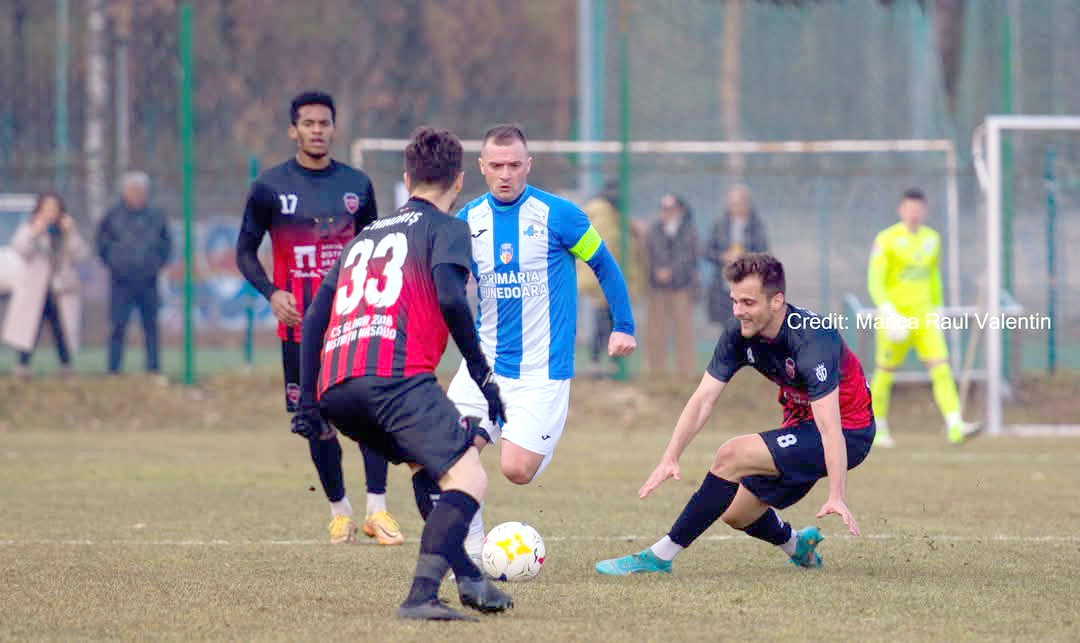 Un gol din penalty a decis amicalul dintre Corvinul și Farul U18. Florin Maxim îi oprește în lot pe doi tineri testați
