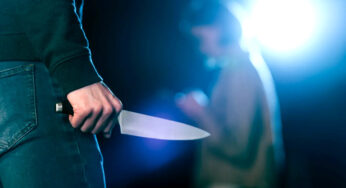 Un devean a fost reținut, după ce a amenințat cu cuțitul o femeie și fiul ei