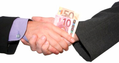 Șpaga, bat-o vina! România, locul 1 la dare de mită