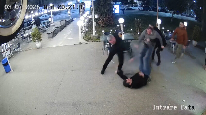 Scaune aruncate, pumni și jerbă de flori, toate într-un scandal în centrul Devei