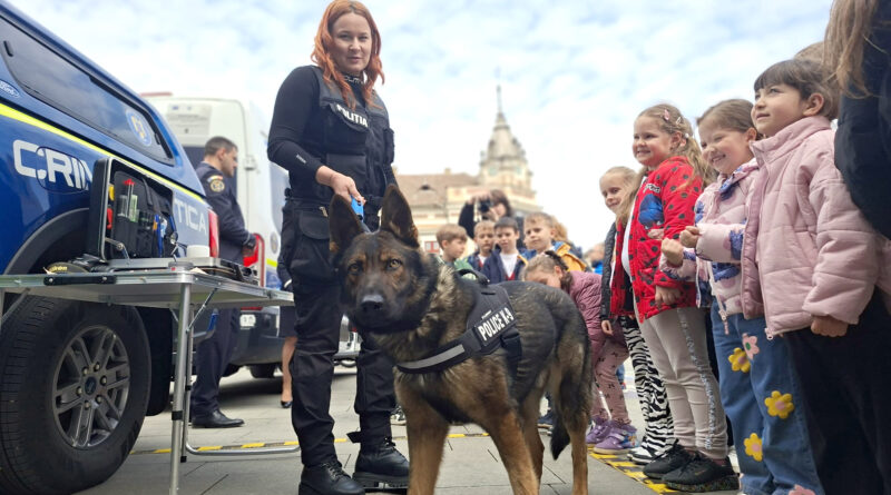 Câinii antidrog şi tehnica „mascaţilor” – atracţiile Zilei Poliţiei Române la Deva