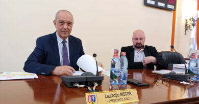 Supărați că nu au fost consultate partidele politice,  liberalii hunedoreni și-au dat cu stângul în dreptul. Laurențiu Nistor, șeful județului: Noi nu împărțim banii pe criterii politice, aici facem administrație, nu politică