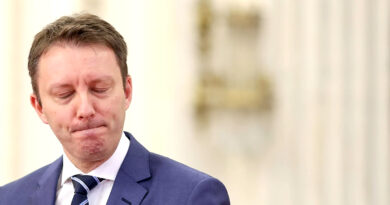 DEZASTRU TOTAL PENTRU DREAPTA! Guvernul Mureșan A PICAT ZGUDUITOR  în Parlament cu un scor rușinos, sub Guvernul Veștea!