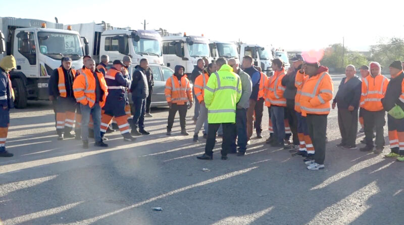 Grevă spontană în patru orașe din cauza salariilor restante, în timp ce operatorul acuză primăriile de datorii de 16 milioane de lei